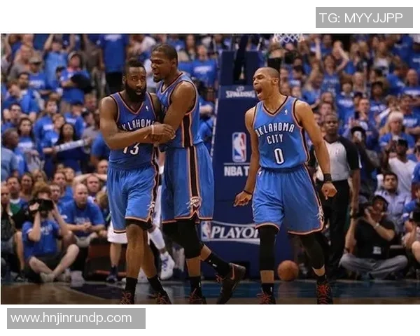 哈登与足球明星同框合影展现跨界友谊与运动魅力